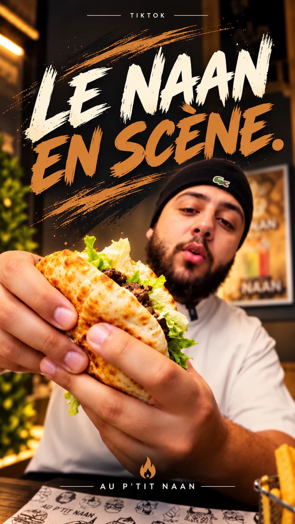 Un naanburger tenu vers l’objectif chez AU P’TIT NAAN — « Le naan en scène. »